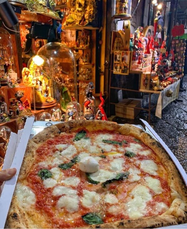 La via dei presepi e la pizza